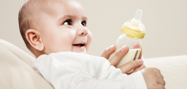 улыбающийся малыш с соской Calma от компании Medela