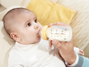 ребенок пьет из бутылочки с соской для грудного молока Calma от Medela
